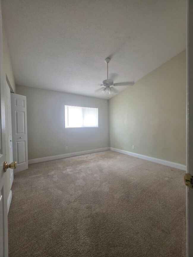 Building Photo - 2 bedroom 1/5 Bath Townhome in South Daytona