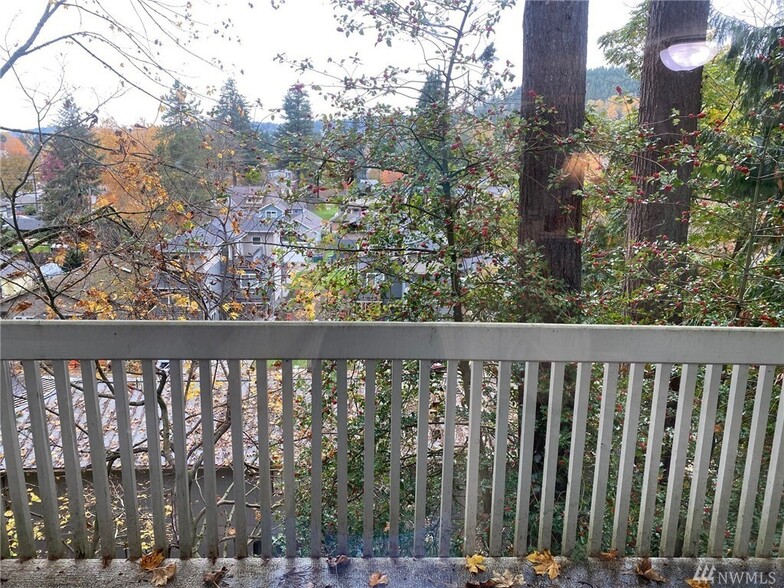 Balcony on the main - 330 SE Donnelly Ln