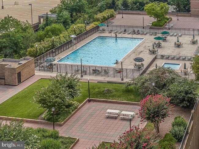 Building Photo - 3709 S George Mason Dr