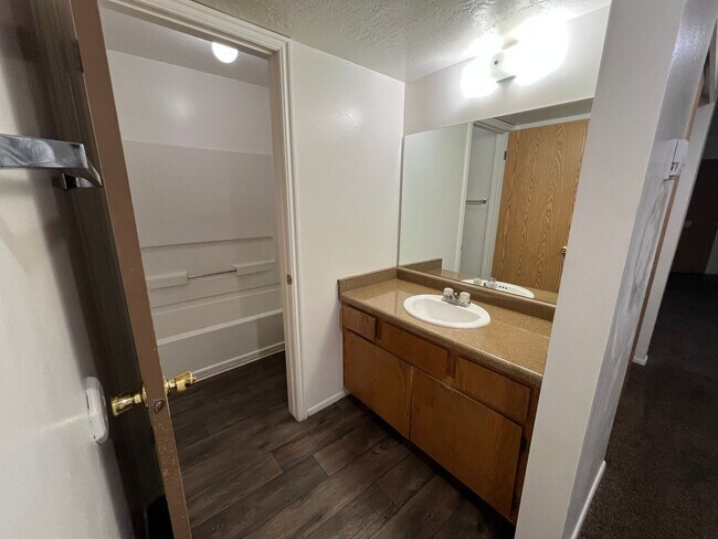 Building Photo - Cozy 3B/1 Bath Apartment in Millcreek