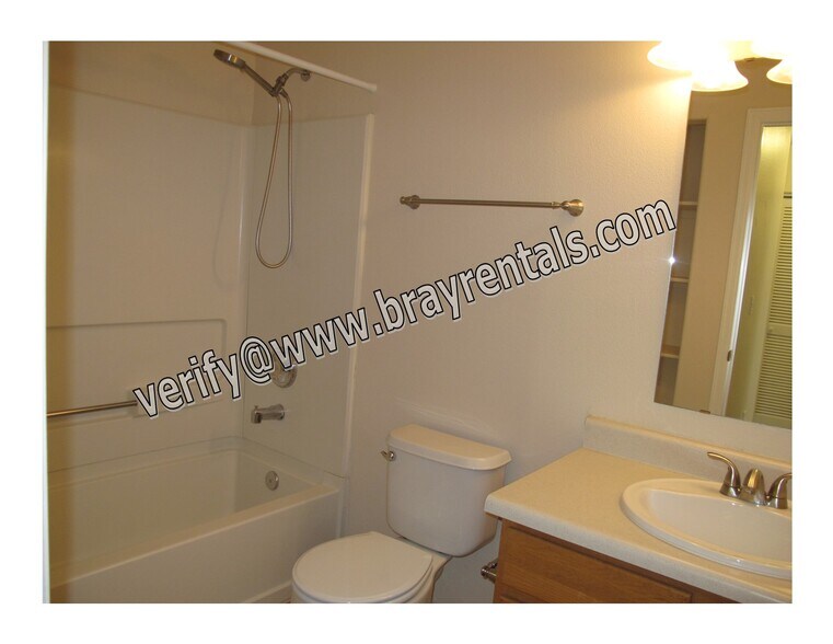 Building Photo - 1143 E Carolina Ave