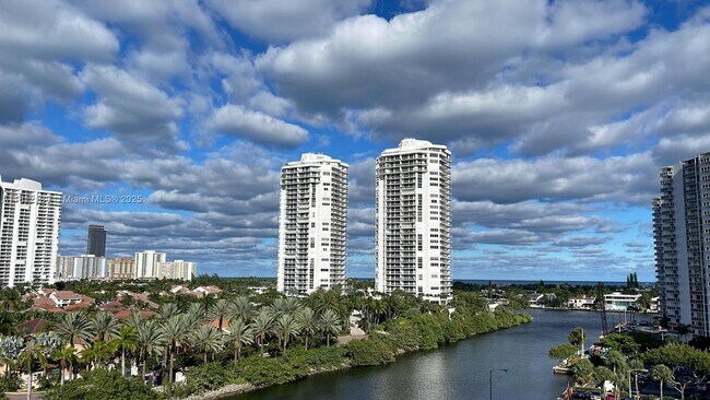Building Photo - 3701 N Country Club Dr