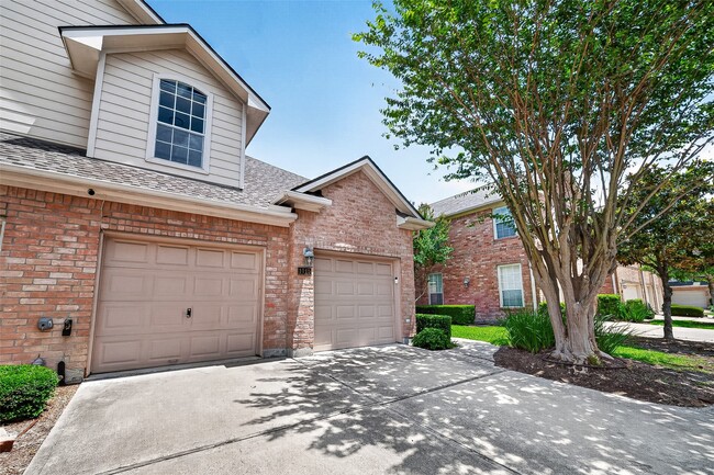 Building Photo - 1015 Enclave Square S