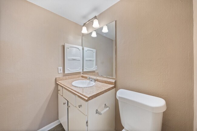 Building Photo - 3055 Walnut Bend Ln