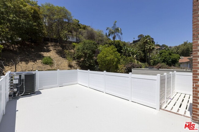 Building Photo - 2547 Canyon Dr