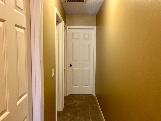 Building Photo - Two story condo with community pool!