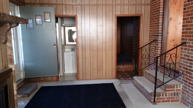 Building Photo - 3 Bedroom 2 Bath located in Oxford