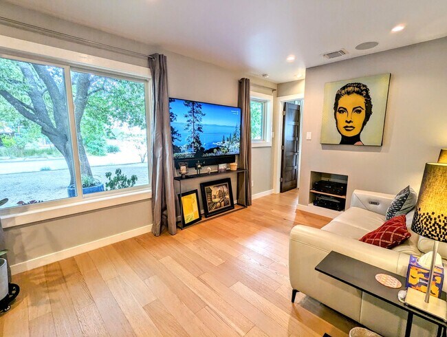 Building Photo - Remodeled Home Next To Zilker Park - 3 BR / 2 BA