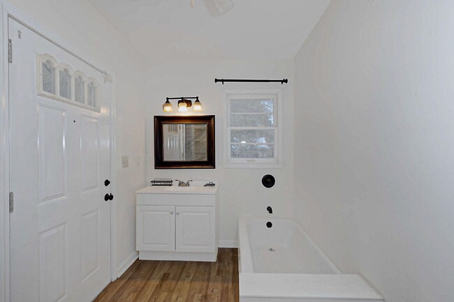 Building Photo - Stunning Renovated 4-Bedroom Home in Lakebottom with Screened Porch & Prime Location Near Fort Mo...