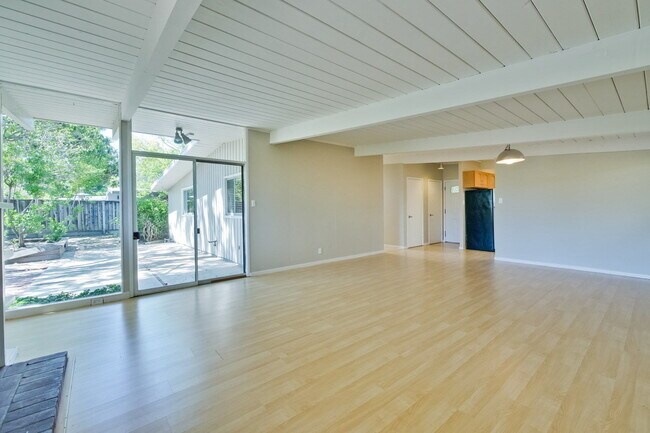 Building Photo - Nice Single Level Eichler Home in the Gree...
