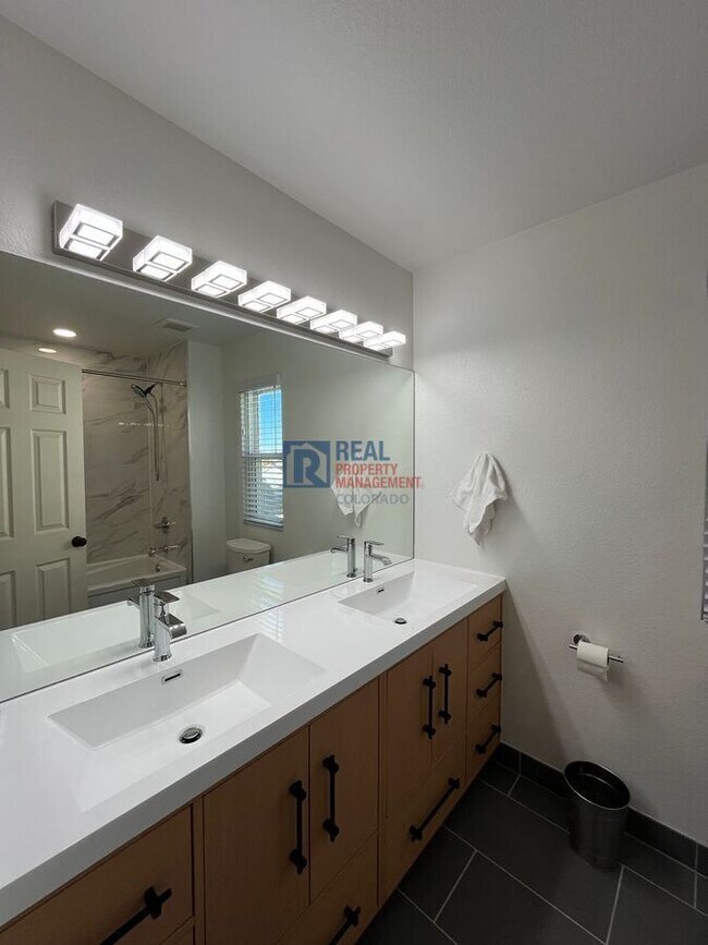 Building Photo - 9597 Fox Den Dr