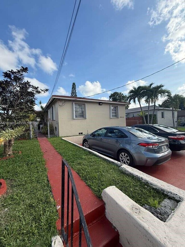 Building Photo - 1140 SW 9th St