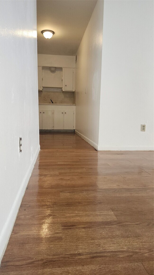 Building Photo - 105 Avondale St