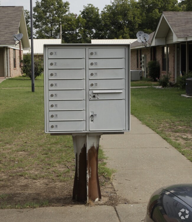 Building Photo - Woodlake Apartments