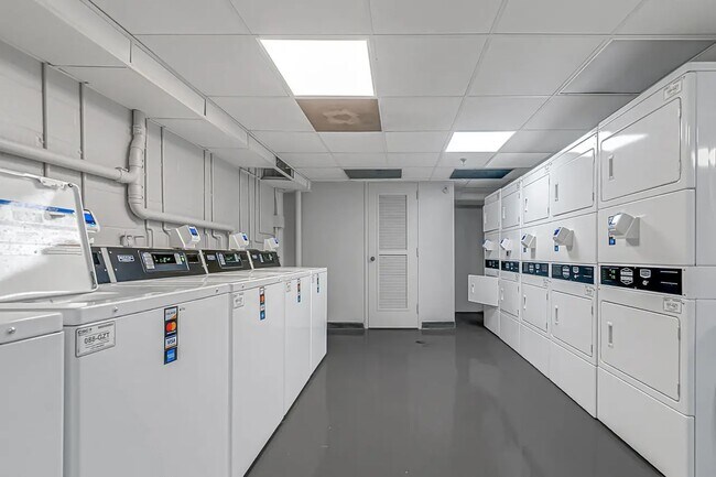 Building Photo - 900 19th Ave S