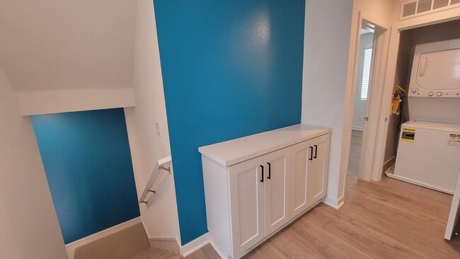 Building Photo - Updated and Luxurious Gorgeous 3 Bedroom T...