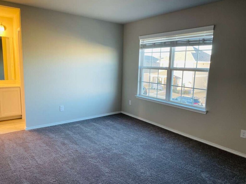 Building Photo - 10032 Adams Ln