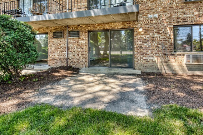Building Photo - Modern 1 Bedroom Apartments | Recently Renovated | Pet Friendly | Prime Location