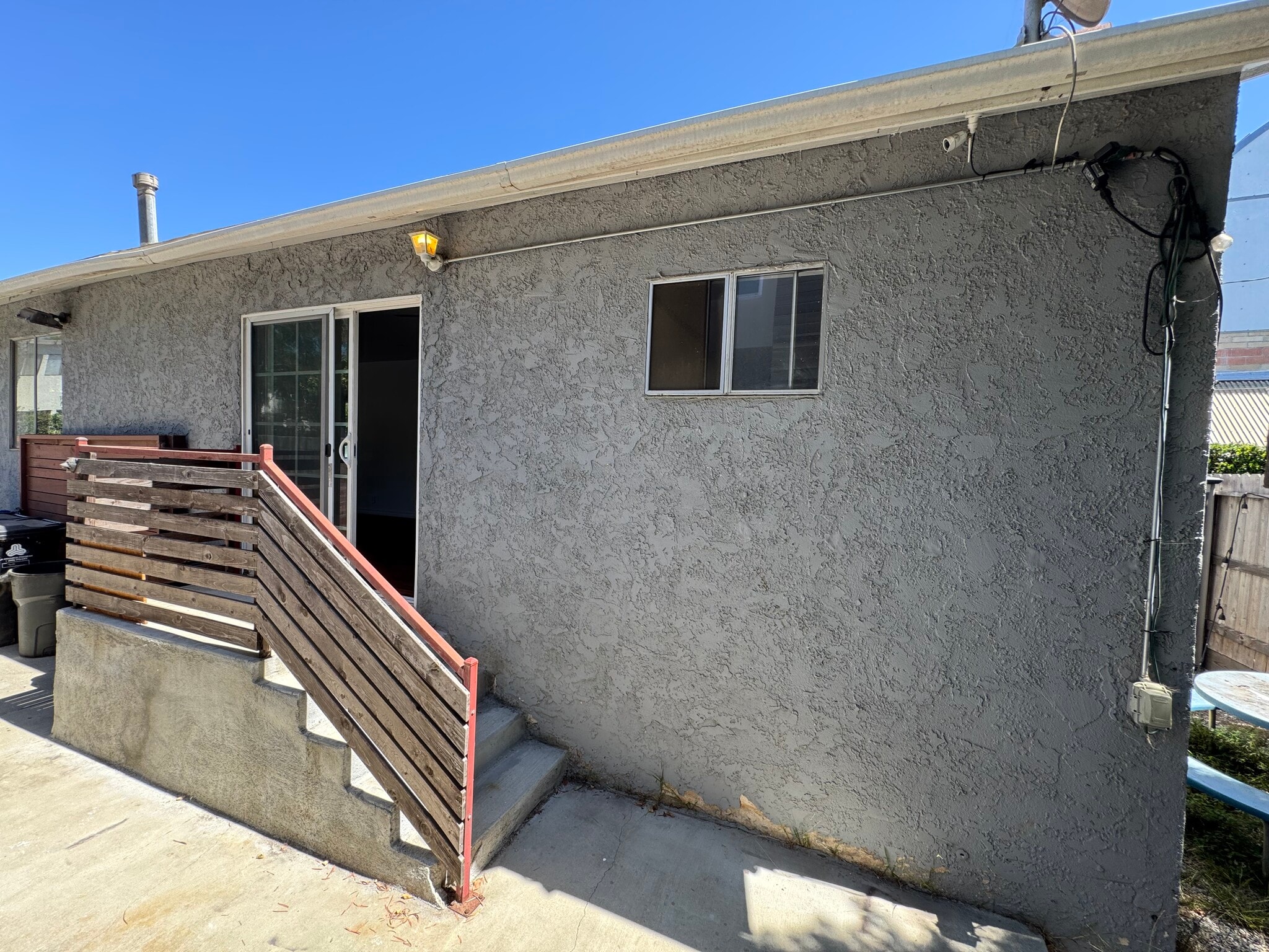 Side patio/entertainment area. - 526 Brooks Ave