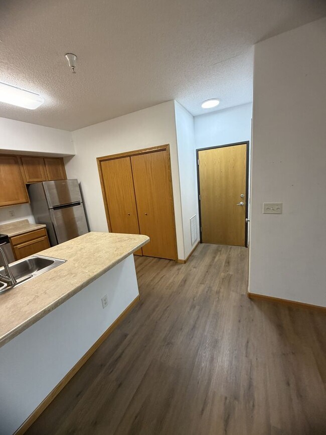 Building Photo - New Listing - 2 Bedroom, 1 Bath Condo on Northeast side of Iowa City