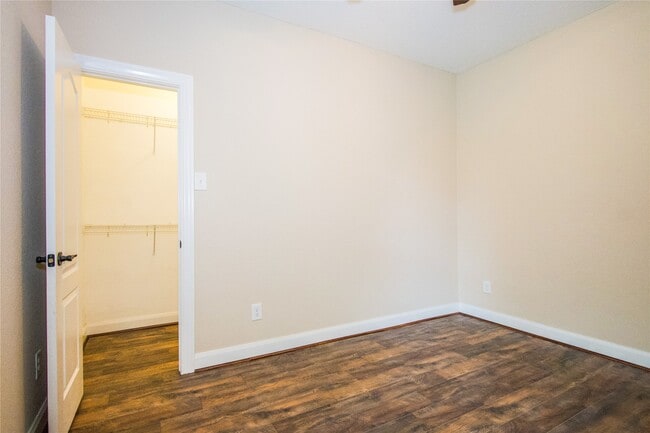 Building Photo - 6114 Brookmall Dr