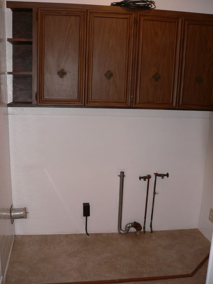 Laundry hook-ups - 2 S Rural St