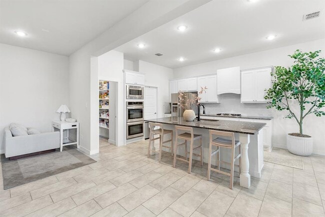 Building Photo - 823 Dreisam