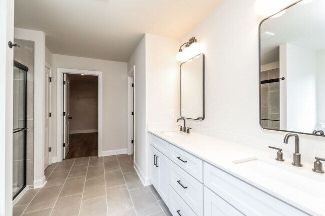 Building Photo - Beautiful 4BR 2.5BA Home w/ Full Appliance Kitchen • Garage Parking •