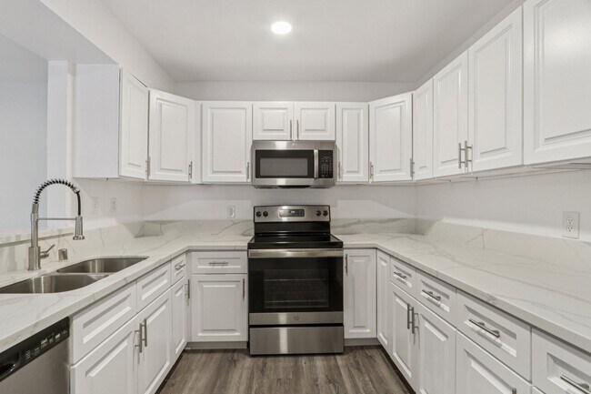 Interior Photo - 4532 Murietta Ave