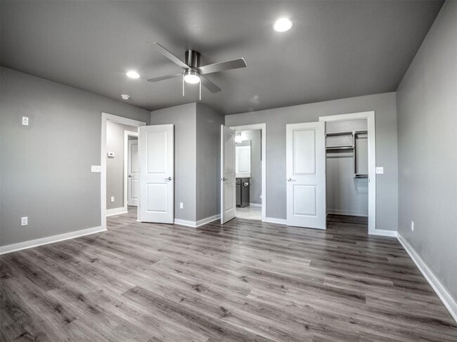 Building Photo - 609 Abadan Dr