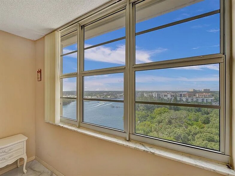 Building Photo - 2121 N Ocean Blvd