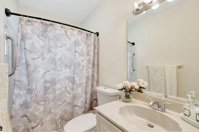 Building Photo - 4660 Greentree Pl