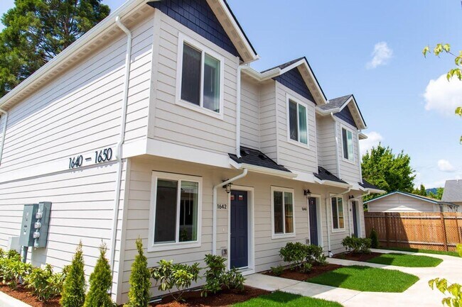 Primary Photo - S St 7 plex