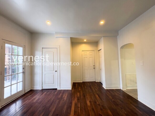 Building Photo - 2-Bed/1-Bath Spacious Condo with Balcony/ Available Soon!