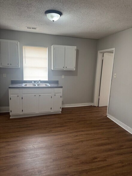 Building Photo - 694 Hamilton St