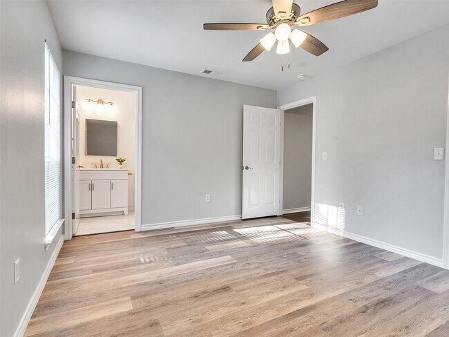 Building Photo - 326 S Bell Dr