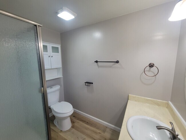 Building Photo - 2704 S Fairway Ct