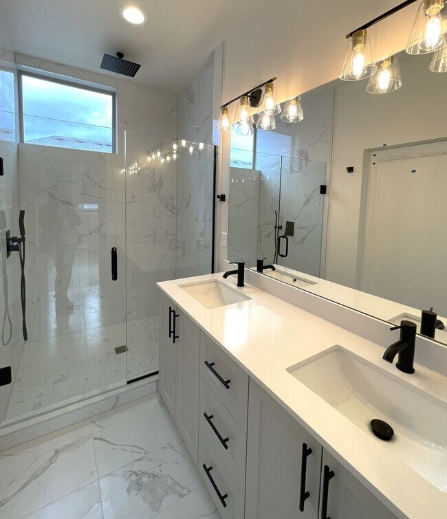Building Photo - 2Bd/1.75Ba Seattle Townhouse