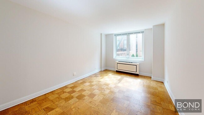 Building Photo - 400 E 71st St