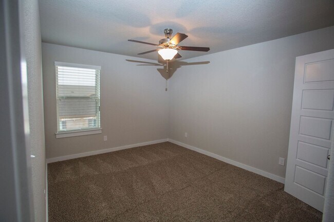 Building Photo - 113 Lakeview Ct