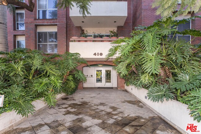 Building Photo - 410 S Barrington Ave
