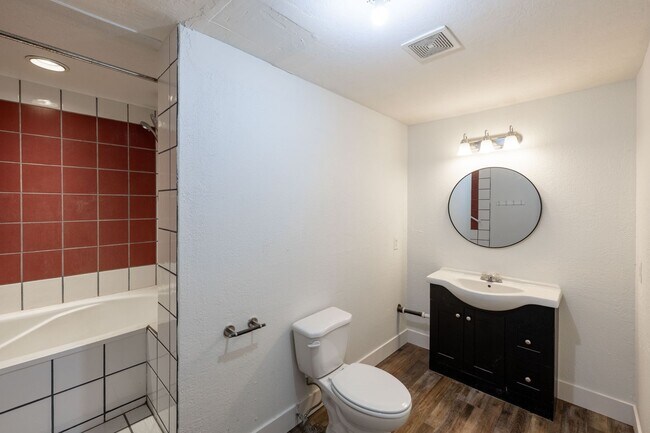 Building Photo - 271 N 3rd W