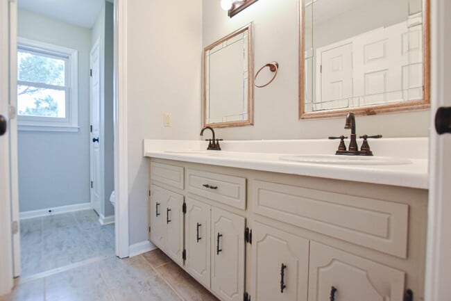 Building Photo - Pet Friendly Three Bedroom!