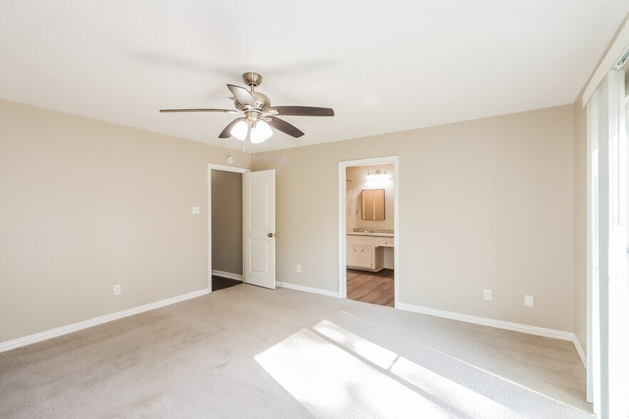 Building Photo - 707 Nautilus St