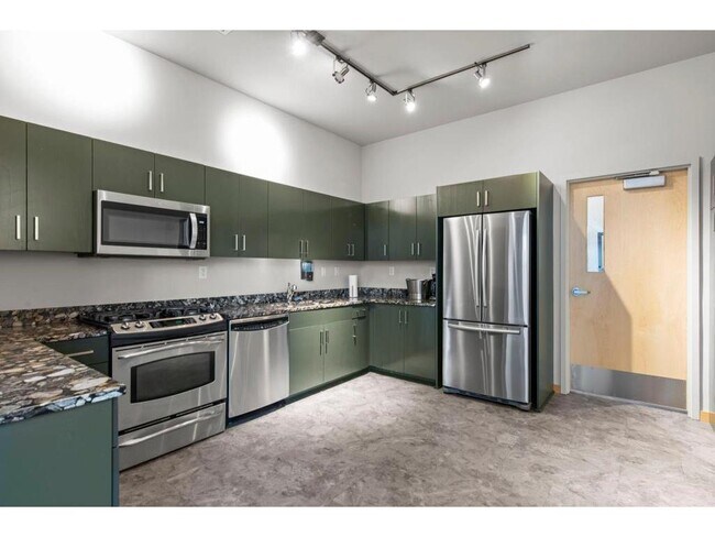Building Photo - 215 10th Ave S