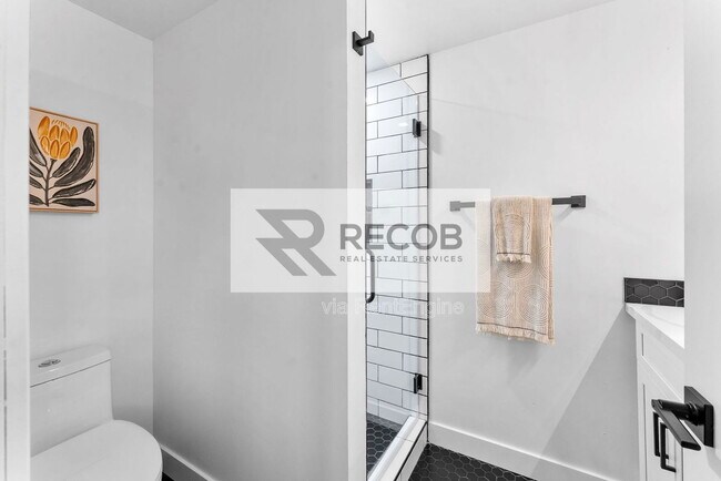 Building Photo - 832 Desty St