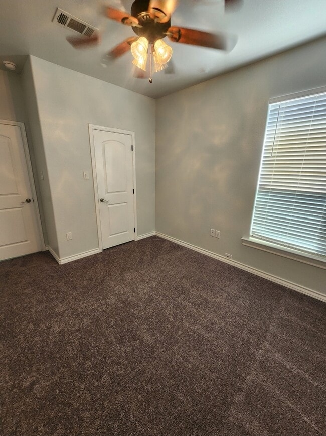 Building Photo - 3 bed 2 bath with 1 car garage