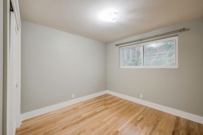 Building Photo - Beautiful 4 Bedroom Home in Matthews Beach AVAILABLE NOW!