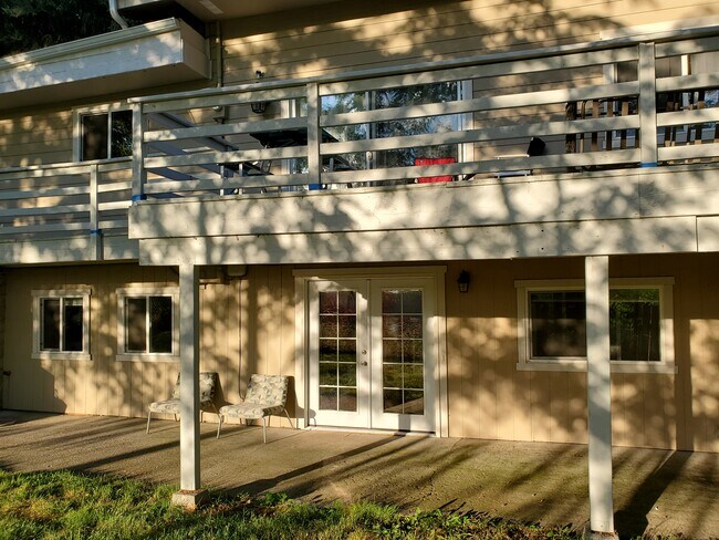 Front door to property - 2306 Madrona Dr
