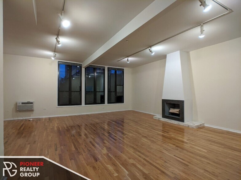 Primary Photo - 1427 N Dearborn St
